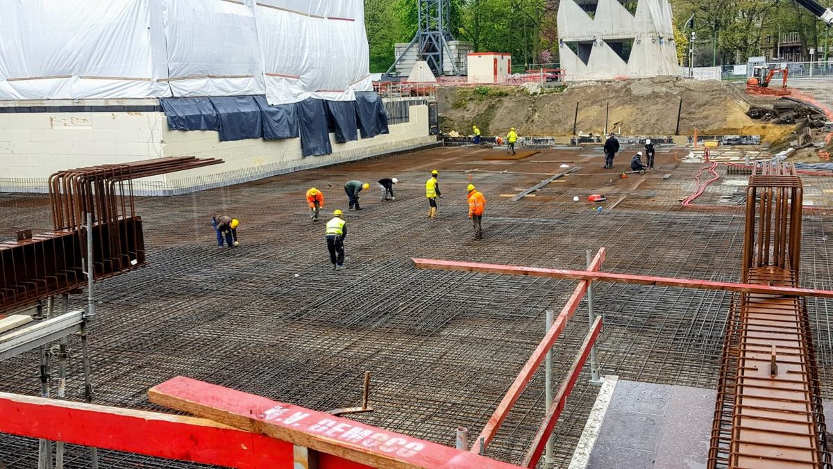 Équipe au ferraillage d'un radier sur un grand chantier de gros œuvre