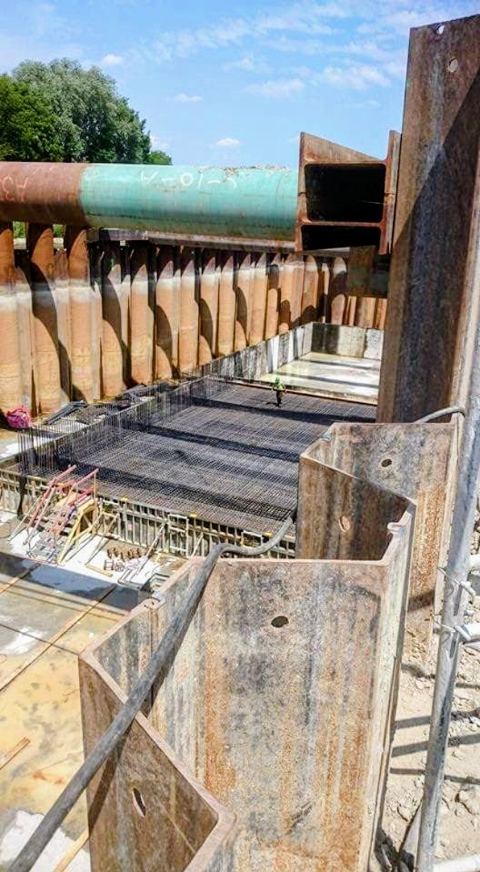 Fouille en palplanches et radier d'une écluse