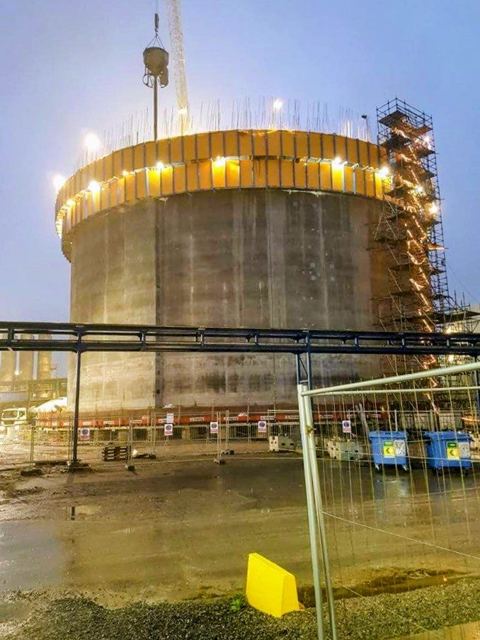 Réservoir en béton Yara Tertre au crépuscule