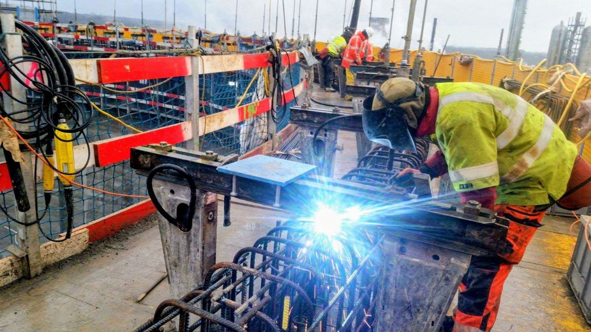 Soudure d'armatures de nuit sur le chantier Yara Tertre