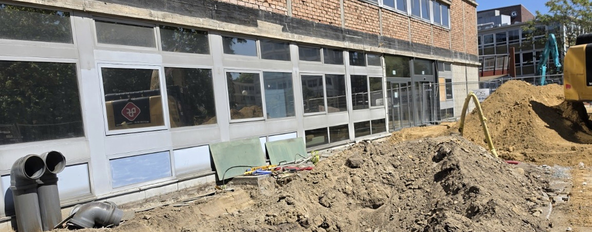 PXL BusinessHUB — voorbereidend bezoek en grondwerken langs de gevel.