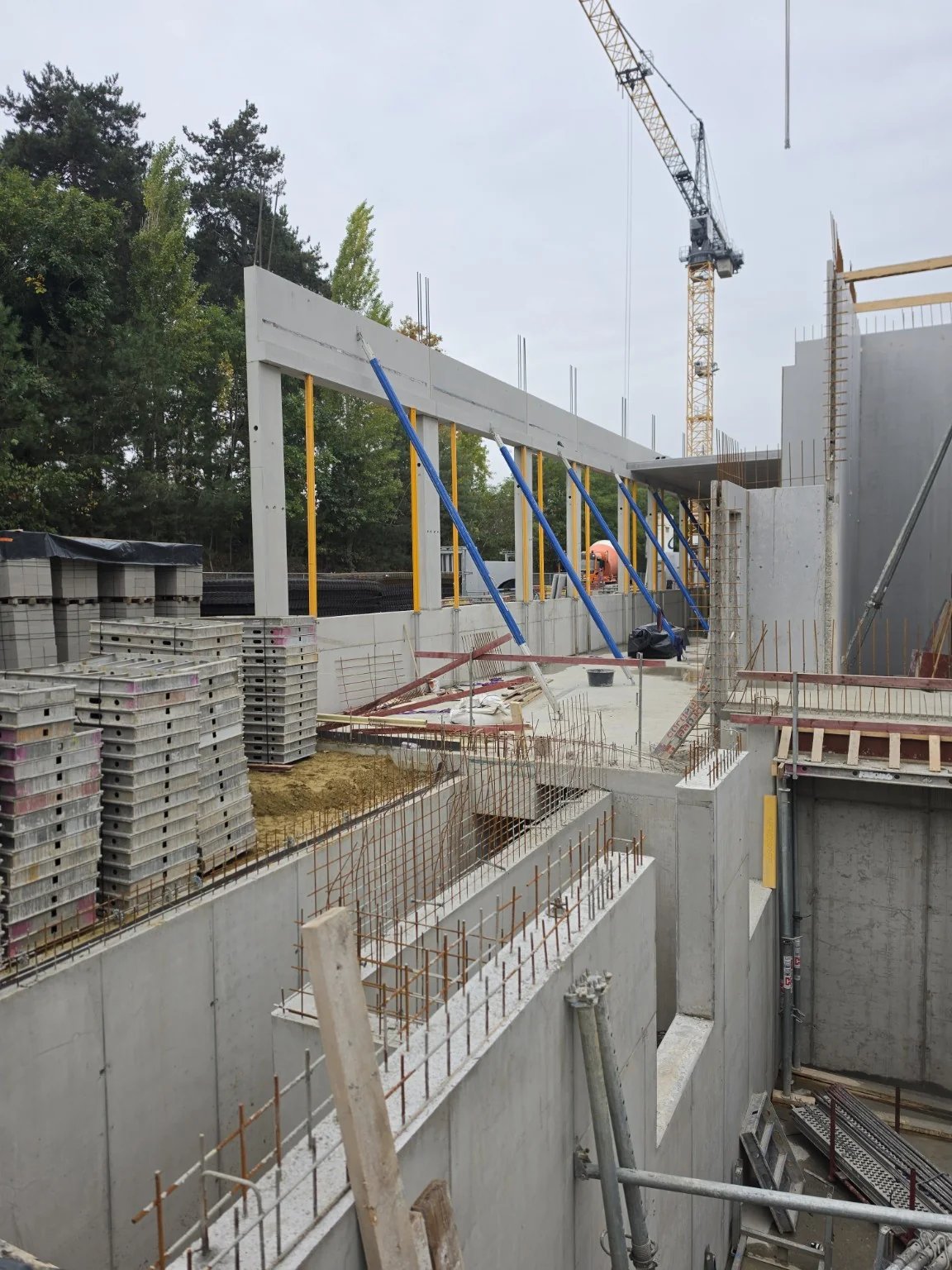 UBICENTER II · 20.10.2026 — Paredes de betão, armaduras de espera e estabilização dos elementos pré-fabricados.