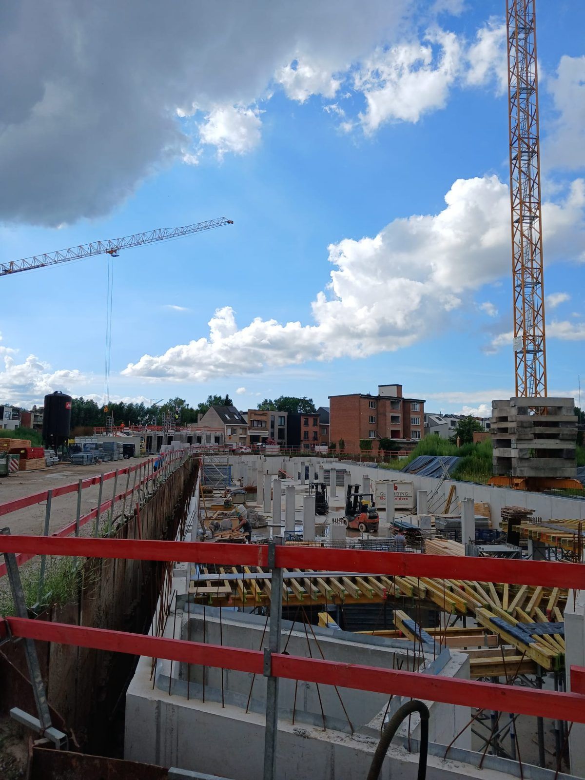 Chantier Nide Works à Mechelen : voiles, dalles et grues à tour