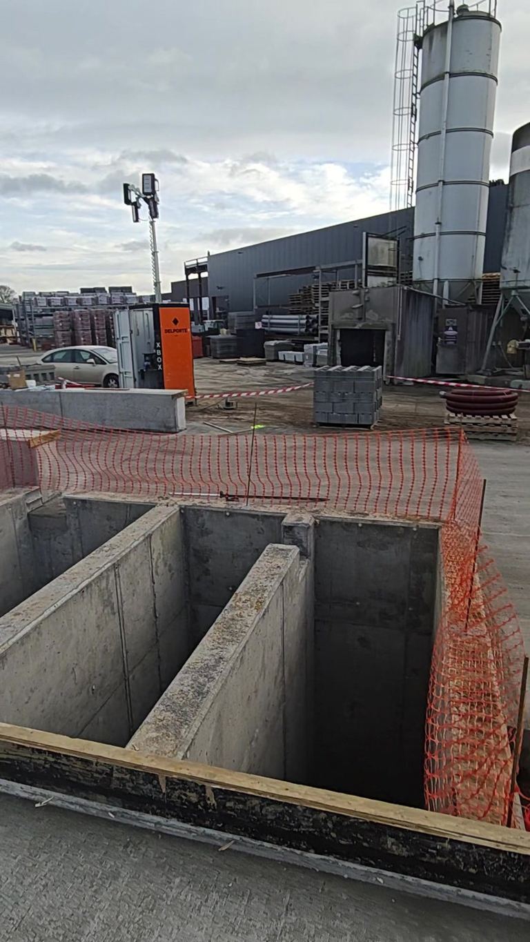 Les cases en béton armé de la centrale, au pied du silo