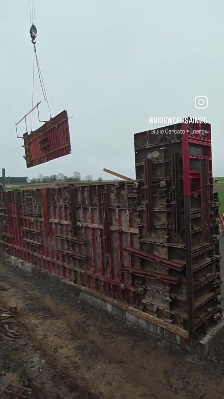 Manutention d'une banche à la grue pour le décoffrage