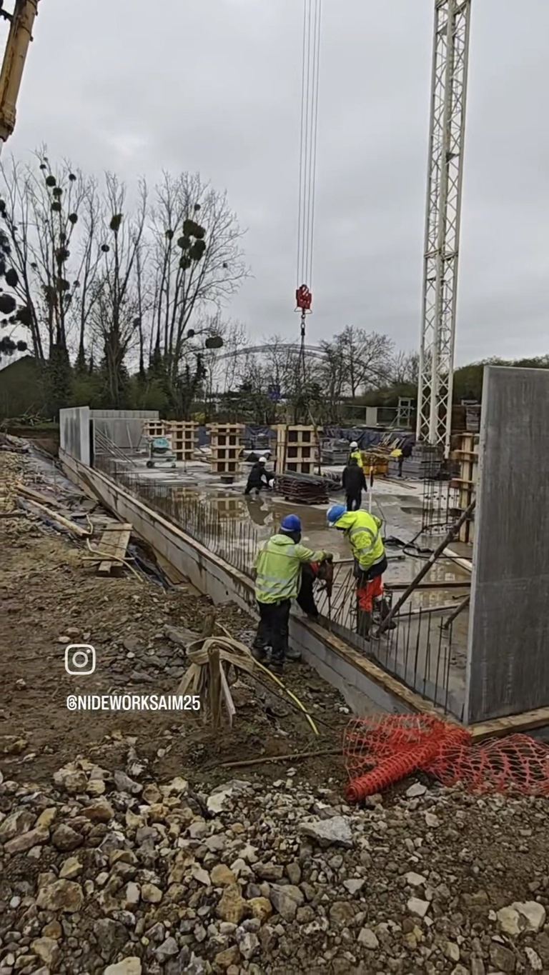 Façonnage des attentes d'armatures en rive de radier, sous la grue à tour