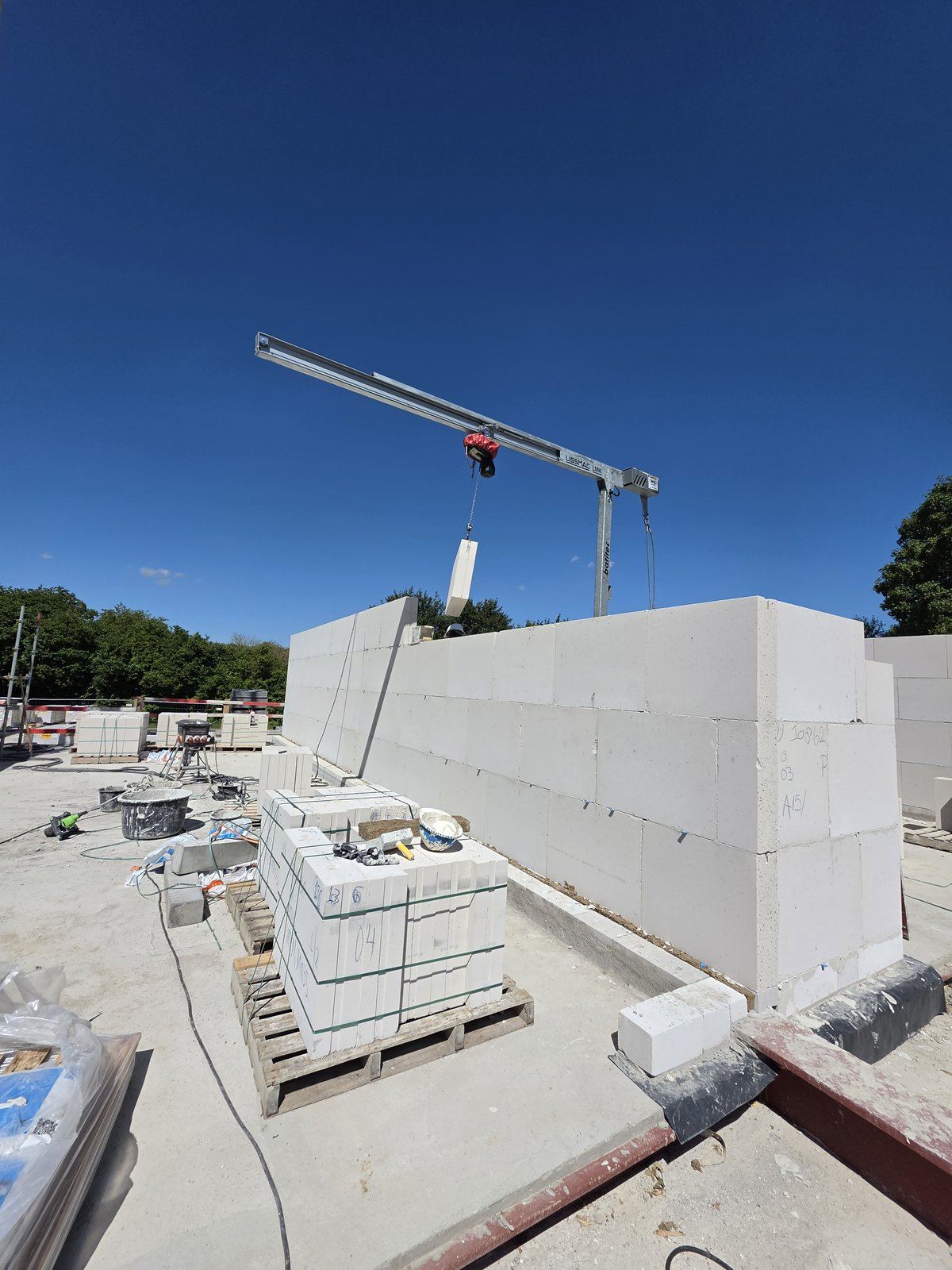 Pose des grands blocs silico-calcaires à la mini-grue