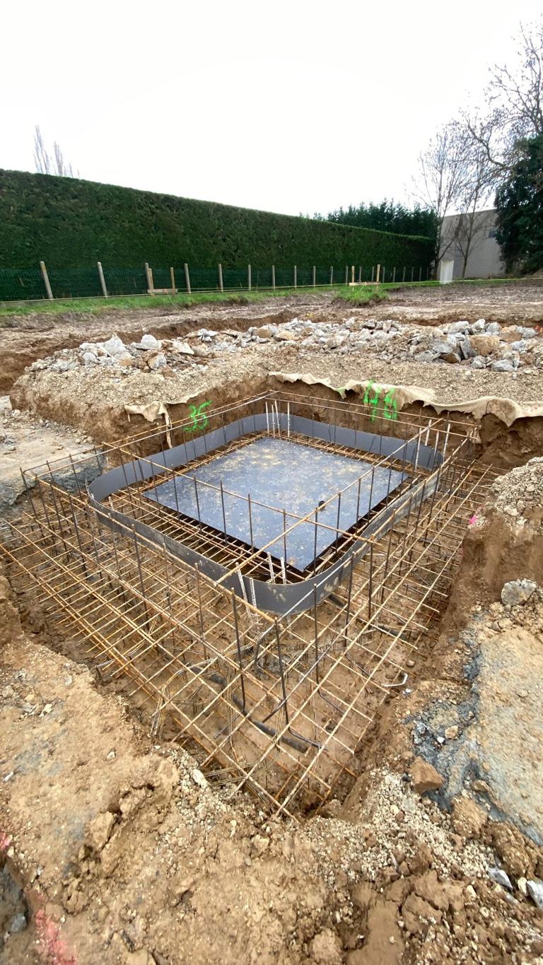 Semelle de fondation ferraillée en fouille, prête au bétonnage