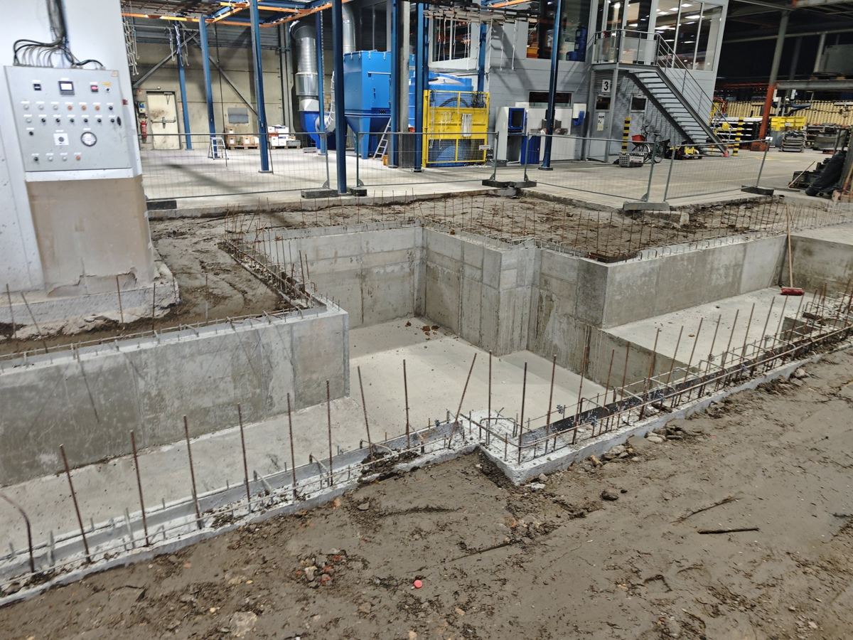 Vue d'ensemble des fosses en béton armé, au cœur du hall en exploitation