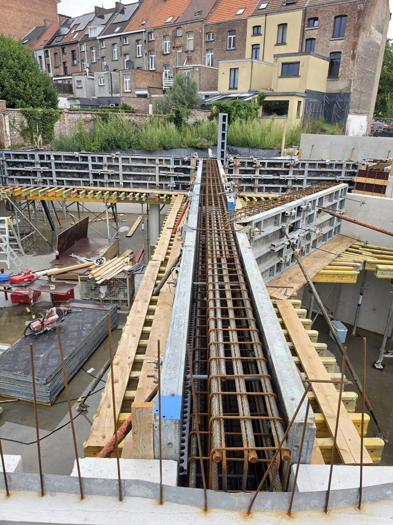 Avancement août 2026 — ferraillage d'une poutre en béton armé avant fermeture du coffrage