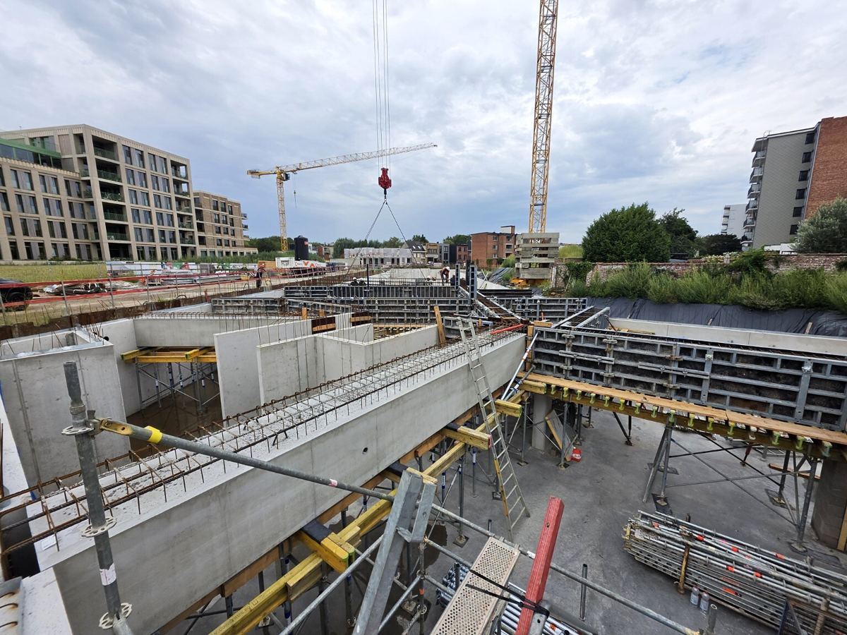 Avancement août 2026 — vue générale : voiles, poutres, coffrages et étaiement du niveau en cours