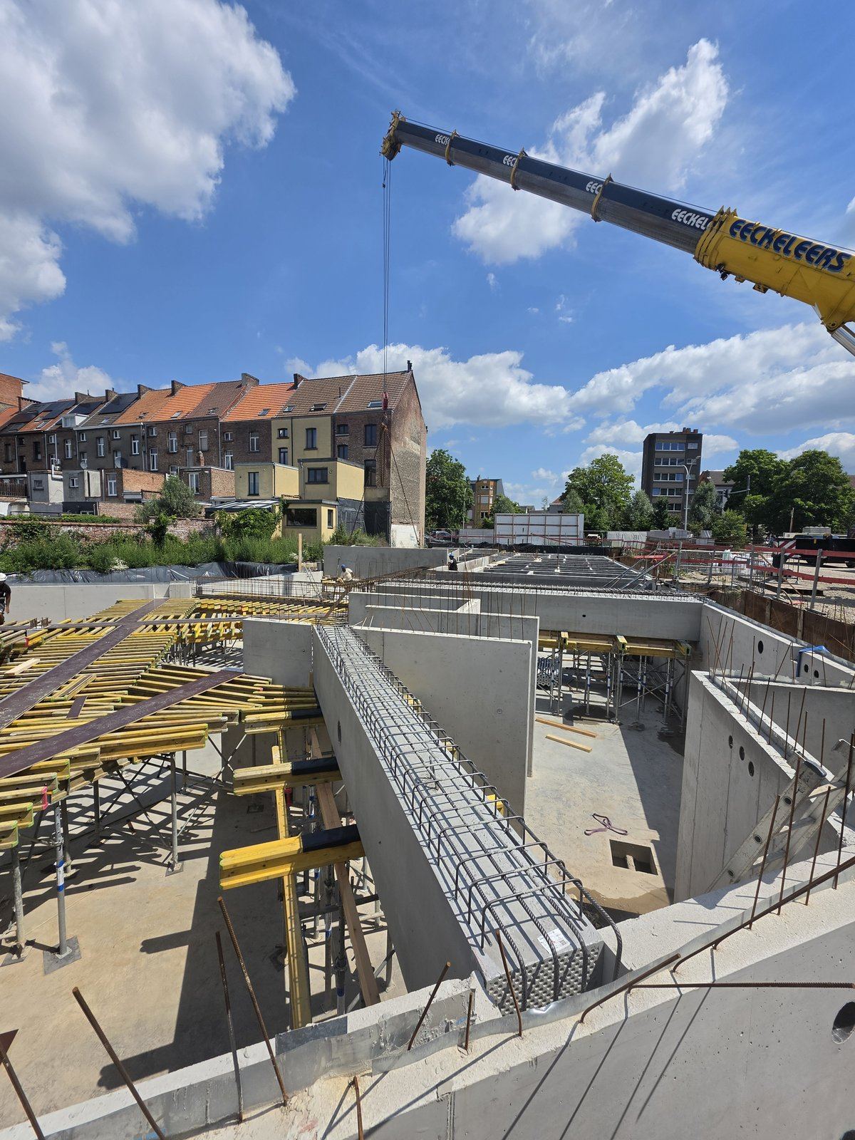 Grue mobile pour la pose des poutres préfabriquées au-dessus de la dalle