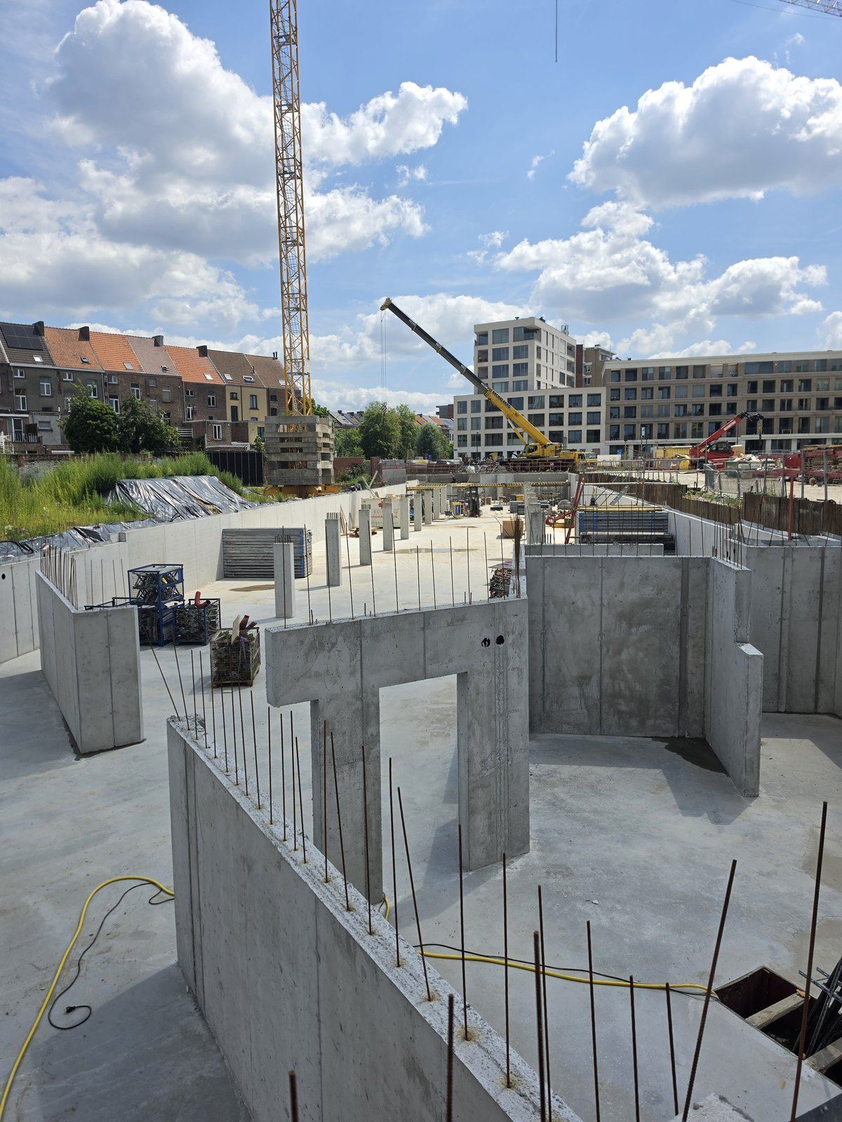 Noyaux et voiles en béton du niveau en cours, attentes d'armatures en place